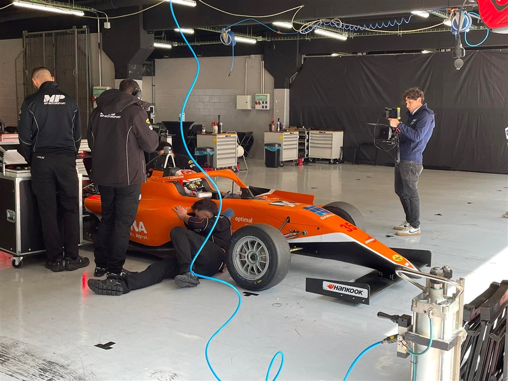 Testarbejdet på baner som Spa-Francorchamps, Barcelona og Portimão gør Sebastian knivskarp inden sæsonstart i maj.